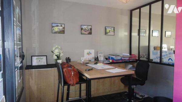 Local commercial 3 bureaux salle de reunion parking