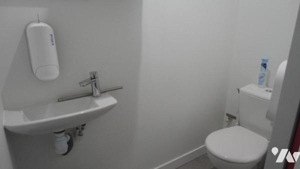 Local commercial 3 bureaux salle de reunion parking