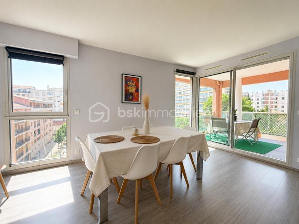 Aix-en-Provence Centre – T3 avec terrasse, box fermé et cave : un emplacement d'exception !

À seulement quelques minutes à pied des Allées Provençales, de la Rotonde et du Cours Mirabeau, découvrez ce magnifique appartement T3 d'environ 70 m², niché au sein d'une résidence récente, sécurisée et parfaitement entretenue. Vous profitez ici d'un cadre de vie privilégié, en plein cœur d'Aix-en-Provence, tout en étant à l'abri des nuisances de circulation.

Situé au 3ᵉ étage sur 5 avec ascenseur, cet appartement séduit immédiatement par sa luminosité, son agencement fonctionnel et la qualité de ses prestations.

L'espace de vie, climatisé, offre un vaste séjour baigné de lumière ouvrant sur une agréable terrasse exposée sud-est, idéale pour les repas en extérieur ou les moments de détente. La cuisine contemporaine, entièrement aménagée et équipée, s'intègre harmonieusement au séjour et bénéficie elle aussi d'un accès direct à la terrasse.

L'espace nuit comprend deux belles chambres avec rangements, une élégante salle d'eau équipée d'une douche à l'italienne ainsi qu'un WC suspendu indépendant.

Entièrement entretenu, cet appartement ne nécessite aucun travaux. Climatisation, volets roulants électriques, portes intérieures coulissantes, nombreux rangements intégrés, fibre optique… Tout a été pensé pour offrir un confort de vie optimal.

Un véritable atout en centre-ville : le bien est vendu avec un box fermé privatif ainsi qu'une cave, des prestations particulièrement recherchées à Aix-en-Provence.

Les atouts du bien

• Centre-ville accessible à pied
• Résidence récente, sécurisée et avec ascenseur
• Terrasse de 12 m² environ exposée sud-est
• Appartement lumineux et traversant 
• Séjour climatisé
• Cuisine équipée
• Aucun travaux à prévoir
• Box fermé privatif
• Cave
• Fibre optique

Copropriété
105 lots d'habitation
Charges : 140 €/mois (eau froide comprise)
Taxe foncière : 1 325 €/an

Un appartement rare sur le marché, idéal pour une résidence principale, un pied-à-terre de standing ou un investissement patrimonial au cœur d'Aix-en-Provence.

Une visite suffira à vous convaincre.
Contactez-moi dès aujourd'hui pour organiser une visite, les biens réunissant emplacement, grand balcon et box en centre-ville sont particulièrement recherchés