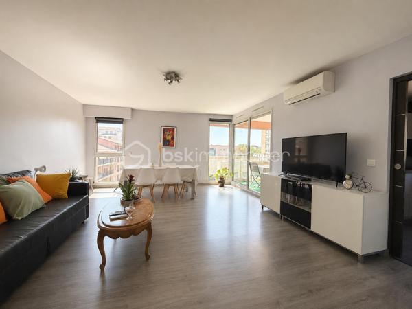 Aix-en-Provence Centre – T3 avec terrasse, box fermé et cave : un emplacement d'exception !

À seulement quelques minutes à pied des Allées Provençales, de la Rotonde et du Cours Mirabeau, découvrez ce magnifique appartement T3 d'environ 70 m², niché au sein d'une résidence récente, sécurisée et parfaitement entretenue. Vous profitez ici d'un cadre de vie privilégié, en plein cœur d'Aix-en-Provence, tout en étant à l'abri des nuisances de circulation.

Situé au 3ᵉ étage sur 5 avec ascenseur, cet appartement séduit immédiatement par sa luminosité, son agencement fonctionnel et la qualité de ses prestations.

L'espace de vie, climatisé, offre un vaste séjour baigné de lumière ouvrant sur une agréable terrasse exposée sud-est, idéale pour les repas en extérieur ou les moments de détente. La cuisine contemporaine, entièrement aménagée et équipée, s'intègre harmonieusement au séjour et bénéficie elle aussi d'un accès direct à la terrasse.

L'espace nuit comprend deux belles chambres avec rangements, une élégante salle d'eau équipée d'une douche à l'italienne ainsi qu'un WC suspendu indépendant.

Entièrement entretenu, cet appartement ne nécessite aucun travaux. Climatisation, volets roulants électriques, portes intérieures coulissantes, nombreux rangements intégrés, fibre optique… Tout a été pensé pour offrir un confort de vie optimal.

Un véritable atout en centre-ville : le bien est vendu avec un box fermé privatif ainsi qu'une cave, des prestations particulièrement recherchées à Aix-en-Provence.

Les atouts du bien

• Centre-ville accessible à pied
• Résidence récente, sécurisée et avec ascenseur
• Terrasse de 12 m² environ exposée sud-est
• Appartement lumineux et traversant 
• Séjour climatisé
• Cuisine équipée
• Aucun travaux à prévoir
• Box fermé privatif
• Cave
• Fibre optique

Copropriété
105 lots d'habitation
Charges : 140 €/mois (eau froide comprise)
Taxe foncière : 1 325 €/an

Un appartement rare sur le marché, idéal pour une résidence principale, un pied-à-terre de standing ou un investissement patrimonial au cœur d'Aix-en-Provence.

Une visite suffira à vous convaincre.
Contactez-moi dès aujourd'hui pour organiser une visite, les biens réunissant emplacement, grand balcon et box en centre-ville sont particulièrement recherchés