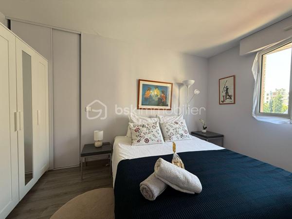 Aix-en-Provence Centre – T3 avec terrasse, box fermé et cave : un emplacement d'exception !

À seulement quelques minutes à pied des Allées Provençales, de la Rotonde et du Cours Mirabeau, découvrez ce magnifique appartement T3 d'environ 70 m², niché au sein d'une résidence récente, sécurisée et parfaitement entretenue. Vous profitez ici d'un cadre de vie privilégié, en plein cœur d'Aix-en-Provence, tout en étant à l'abri des nuisances de circulation.

Situé au 3ᵉ étage sur 5 avec ascenseur, cet appartement séduit immédiatement par sa luminosité, son agencement fonctionnel et la qualité de ses prestations.

L'espace de vie, climatisé, offre un vaste séjour baigné de lumière ouvrant sur une agréable terrasse exposée sud-est, idéale pour les repas en extérieur ou les moments de détente. La cuisine contemporaine, entièrement aménagée et équipée, s'intègre harmonieusement au séjour et bénéficie elle aussi d'un accès direct à la terrasse.

L'espace nuit comprend deux belles chambres avec rangements, une élégante salle d'eau équipée d'une douche à l'italienne ainsi qu'un WC suspendu indépendant.

Entièrement entretenu, cet appartement ne nécessite aucun travaux. Climatisation, volets roulants électriques, portes intérieures coulissantes, nombreux rangements intégrés, fibre optique… Tout a été pensé pour offrir un confort de vie optimal.

Un véritable atout en centre-ville : le bien est vendu avec un box fermé privatif ainsi qu'une cave, des prestations particulièrement recherchées à Aix-en-Provence.

Les atouts du bien

• Centre-ville accessible à pied
• Résidence récente, sécurisée et avec ascenseur
• Terrasse de 12 m² environ exposée sud-est
• Appartement lumineux et traversant 
• Séjour climatisé
• Cuisine équipée
• Aucun travaux à prévoir
• Box fermé privatif
• Cave
• Fibre optique

Copropriété
105 lots d'habitation
Charges : 140 €/mois (eau froide comprise)
Taxe foncière : 1 325 €/an

Un appartement rare sur le marché, idéal pour une résidence principale, un pied-à-terre de standing ou un investissement patrimonial au cœur d'Aix-en-Provence.

Une visite suffira à vous convaincre.
Contactez-moi dès aujourd'hui pour organiser une visite, les biens réunissant emplacement, grand balcon et box en centre-ville sont particulièrement recherchés