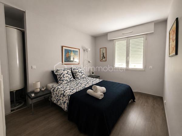 Aix-en-Provence Centre – T3 avec terrasse, box fermé et cave : un emplacement d'exception !

À seulement quelques minutes à pied des Allées Provençales, de la Rotonde et du Cours Mirabeau, découvrez ce magnifique appartement T3 d'environ 70 m², niché au sein d'une résidence récente, sécurisée et parfaitement entretenue. Vous profitez ici d'un cadre de vie privilégié, en plein cœur d'Aix-en-Provence, tout en étant à l'abri des nuisances de circulation.

Situé au 3ᵉ étage sur 5 avec ascenseur, cet appartement séduit immédiatement par sa luminosité, son agencement fonctionnel et la qualité de ses prestations.

L'espace de vie, climatisé, offre un vaste séjour baigné de lumière ouvrant sur une agréable terrasse exposée sud-est, idéale pour les repas en extérieur ou les moments de détente. La cuisine contemporaine, entièrement aménagée et équipée, s'intègre harmonieusement au séjour et bénéficie elle aussi d'un accès direct à la terrasse.

L'espace nuit comprend deux belles chambres avec rangements, une élégante salle d'eau équipée d'une douche à l'italienne ainsi qu'un WC suspendu indépendant.

Entièrement entretenu, cet appartement ne nécessite aucun travaux. Climatisation, volets roulants électriques, portes intérieures coulissantes, nombreux rangements intégrés, fibre optique… Tout a été pensé pour offrir un confort de vie optimal.

Un véritable atout en centre-ville : le bien est vendu avec un box fermé privatif ainsi qu'une cave, des prestations particulièrement recherchées à Aix-en-Provence.

Les atouts du bien

• Centre-ville accessible à pied
• Résidence récente, sécurisée et avec ascenseur
• Terrasse de 12 m² environ exposée sud-est
• Appartement lumineux et traversant 
• Séjour climatisé
• Cuisine équipée
• Aucun travaux à prévoir
• Box fermé privatif
• Cave
• Fibre optique

Copropriété
105 lots d'habitation
Charges : 140 €/mois (eau froide comprise)
Taxe foncière : 1 325 €/an

Un appartement rare sur le marché, idéal pour une résidence principale, un pied-à-terre de standing ou un investissement patrimonial au cœur d'Aix-en-Provence.

Une visite suffira à vous convaincre.
Contactez-moi dès aujourd'hui pour organiser une visite, les biens réunissant emplacement, grand balcon et box en centre-ville sont particulièrement recherchés