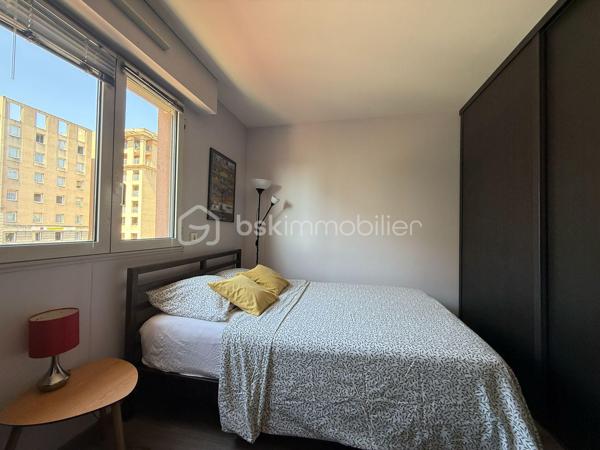 Aix-en-Provence Centre – T3 avec terrasse, box fermé et cave : un emplacement d'exception !

À seulement quelques minutes à pied des Allées Provençales, de la Rotonde et du Cours Mirabeau, découvrez ce magnifique appartement T3 d'environ 70 m², niché au sein d'une résidence récente, sécurisée et parfaitement entretenue. Vous profitez ici d'un cadre de vie privilégié, en plein cœur d'Aix-en-Provence, tout en étant à l'abri des nuisances de circulation.

Situé au 3ᵉ étage sur 5 avec ascenseur, cet appartement séduit immédiatement par sa luminosité, son agencement fonctionnel et la qualité de ses prestations.

L'espace de vie, climatisé, offre un vaste séjour baigné de lumière ouvrant sur une agréable terrasse exposée sud-est, idéale pour les repas en extérieur ou les moments de détente. La cuisine contemporaine, entièrement aménagée et équipée, s'intègre harmonieusement au séjour et bénéficie elle aussi d'un accès direct à la terrasse.

L'espace nuit comprend deux belles chambres avec rangements, une élégante salle d'eau équipée d'une douche à l'italienne ainsi qu'un WC suspendu indépendant.

Entièrement entretenu, cet appartement ne nécessite aucun travaux. Climatisation, volets roulants électriques, portes intérieures coulissantes, nombreux rangements intégrés, fibre optique… Tout a été pensé pour offrir un confort de vie optimal.

Un véritable atout en centre-ville : le bien est vendu avec un box fermé privatif ainsi qu'une cave, des prestations particulièrement recherchées à Aix-en-Provence.

Les atouts du bien

• Centre-ville accessible à pied
• Résidence récente, sécurisée et avec ascenseur
• Terrasse de 12 m² environ exposée sud-est
• Appartement lumineux et traversant 
• Séjour climatisé
• Cuisine équipée
• Aucun travaux à prévoir
• Box fermé privatif
• Cave
• Fibre optique

Copropriété
105 lots d'habitation
Charges : 140 €/mois (eau froide comprise)
Taxe foncière : 1 325 €/an

Un appartement rare sur le marché, idéal pour une résidence principale, un pied-à-terre de standing ou un investissement patrimonial au cœur d'Aix-en-Provence.

Une visite suffira à vous convaincre.
Contactez-moi dès aujourd'hui pour organiser une visite, les biens réunissant emplacement, grand balcon et box en centre-ville sont particulièrement recherchés
