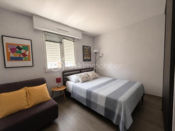 Aix-en-Provence Centre – T3 avec terrasse, box fermé et cave : un emplacement d'exception !

À seulement quelques minutes à pied des Allées Provençales, de la Rotonde et du Cours Mirabeau, découvrez ce magnifique appartement T3 d'environ 70 m², niché au sein d'une résidence récente, sécurisée et parfaitement entretenue. Vous profitez ici d'un cadre de vie privilégié, en plein cœur d'Aix-en-Provence, tout en étant à l'abri des nuisances de circulation.

Situé au 3ᵉ étage sur 5 avec ascenseur, cet appartement séduit immédiatement par sa luminosité, son agencement fonctionnel et la qualité de ses prestations.

L'espace de vie, climatisé, offre un vaste séjour baigné de lumière ouvrant sur une agréable terrasse exposée sud-est, idéale pour les repas en extérieur ou les moments de détente. La cuisine contemporaine, entièrement aménagée et équipée, s'intègre harmonieusement au séjour et bénéficie elle aussi d'un accès direct à la terrasse.

L'espace nuit comprend deux belles chambres avec rangements, une élégante salle d'eau équipée d'une douche à l'italienne ainsi qu'un WC suspendu indépendant.

Entièrement entretenu, cet appartement ne nécessite aucun travaux. Climatisation, volets roulants électriques, portes intérieures coulissantes, nombreux rangements intégrés, fibre optique… Tout a été pensé pour offrir un confort de vie optimal.

Un véritable atout en centre-ville : le bien est vendu avec un box fermé privatif ainsi qu'une cave, des prestations particulièrement recherchées à Aix-en-Provence.

Les atouts du bien

• Centre-ville accessible à pied
• Résidence récente, sécurisée et avec ascenseur
• Terrasse de 12 m² environ exposée sud-est
• Appartement lumineux et traversant 
• Séjour climatisé
• Cuisine équipée
• Aucun travaux à prévoir
• Box fermé privatif
• Cave
• Fibre optique

Copropriété
105 lots d'habitation
Charges : 140 €/mois (eau froide comprise)
Taxe foncière : 1 325 €/an

Un appartement rare sur le marché, idéal pour une résidence principale, un pied-à-terre de standing ou un investissement patrimonial au cœur d'Aix-en-Provence.

Une visite suffira à vous convaincre.
Contactez-moi dès aujourd'hui pour organiser une visite, les biens réunissant emplacement, grand balcon et box en centre-ville sont particulièrement recherchés