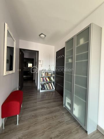 Aix-en-Provence Centre – T3 avec terrasse, box fermé et cave : un emplacement d'exception !

À seulement quelques minutes à pied des Allées Provençales, de la Rotonde et du Cours Mirabeau, découvrez ce magnifique appartement T3 d'environ 70 m², niché au sein d'une résidence récente, sécurisée et parfaitement entretenue. Vous profitez ici d'un cadre de vie privilégié, en plein cœur d'Aix-en-Provence, tout en étant à l'abri des nuisances de circulation.

Situé au 3ᵉ étage sur 5 avec ascenseur, cet appartement séduit immédiatement par sa luminosité, son agencement fonctionnel et la qualité de ses prestations.

L'espace de vie, climatisé, offre un vaste séjour baigné de lumière ouvrant sur une agréable terrasse exposée sud-est, idéale pour les repas en extérieur ou les moments de détente. La cuisine contemporaine, entièrement aménagée et équipée, s'intègre harmonieusement au séjour et bénéficie elle aussi d'un accès direct à la terrasse.

L'espace nuit comprend deux belles chambres avec rangements, une élégante salle d'eau équipée d'une douche à l'italienne ainsi qu'un WC suspendu indépendant.

Entièrement entretenu, cet appartement ne nécessite aucun travaux. Climatisation, volets roulants électriques, portes intérieures coulissantes, nombreux rangements intégrés, fibre optique… Tout a été pensé pour offrir un confort de vie optimal.

Un véritable atout en centre-ville : le bien est vendu avec un box fermé privatif ainsi qu'une cave, des prestations particulièrement recherchées à Aix-en-Provence.

Les atouts du bien

• Centre-ville accessible à pied
• Résidence récente, sécurisée et avec ascenseur
• Terrasse de 12 m² environ exposée sud-est
• Appartement lumineux et traversant 
• Séjour climatisé
• Cuisine équipée
• Aucun travaux à prévoir
• Box fermé privatif
• Cave
• Fibre optique

Copropriété
105 lots d'habitation
Charges : 140 €/mois (eau froide comprise)
Taxe foncière : 1 325 €/an

Un appartement rare sur le marché, idéal pour une résidence principale, un pied-à-terre de standing ou un investissement patrimonial au cœur d'Aix-en-Provence.

Une visite suffira à vous convaincre.
Contactez-moi dès aujourd'hui pour organiser une visite, les biens réunissant emplacement, grand balcon et box en centre-ville sont particulièrement recherchés