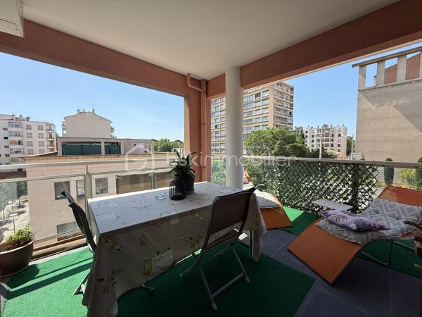 Aix-en-Provence Centre – T3 avec terrasse, box fermé et cave : un emplacement d'exception !

À seulement quelques minutes à pied des Allées Provençales, de la Rotonde et du Cours Mirabeau, découvrez ce magnifique appartement T3 d'environ 70 m², niché au sein d'une résidence récente, sécurisée et parfaitement entretenue. Vous profitez ici d'un cadre de vie privilégié, en plein cœur d'Aix-en-Provence, tout en étant à l'abri des nuisances de circulation.

Situé au 3ᵉ étage sur 5 avec ascenseur, cet appartement séduit immédiatement par sa luminosité, son agencement fonctionnel et la qualité de ses prestations.

L'espace de vie, climatisé, offre un vaste séjour baigné de lumière ouvrant sur une agréable terrasse exposée sud-est, idéale pour les repas en extérieur ou les moments de détente. La cuisine contemporaine, entièrement aménagée et équipée, s'intègre harmonieusement au séjour et bénéficie elle aussi d'un accès direct à la terrasse.

L'espace nuit comprend deux belles chambres avec rangements, une élégante salle d'eau équipée d'une douche à l'italienne ainsi qu'un WC suspendu indépendant.

Entièrement entretenu, cet appartement ne nécessite aucun travaux. Climatisation, volets roulants électriques, portes intérieures coulissantes, nombreux rangements intégrés, fibre optique… Tout a été pensé pour offrir un confort de vie optimal.

Un véritable atout en centre-ville : le bien est vendu avec un box fermé privatif ainsi qu'une cave, des prestations particulièrement recherchées à Aix-en-Provence.

Les atouts du bien

• Centre-ville accessible à pied
• Résidence récente, sécurisée et avec ascenseur
• Terrasse de 12 m² environ exposée sud-est
• Appartement lumineux et traversant 
• Séjour climatisé
• Cuisine équipée
• Aucun travaux à prévoir
• Box fermé privatif
• Cave
• Fibre optique

Copropriété
105 lots d'habitation
Charges : 140 €/mois (eau froide comprise)
Taxe foncière : 1 325 €/an

Un appartement rare sur le marché, idéal pour une résidence principale, un pied-à-terre de standing ou un investissement patrimonial au cœur d'Aix-en-Provence.

Une visite suffira à vous convaincre.
Contactez-moi dès aujourd'hui pour organiser une visite, les biens réunissant emplacement, grand balcon et box en centre-ville sont particulièrement recherchés
