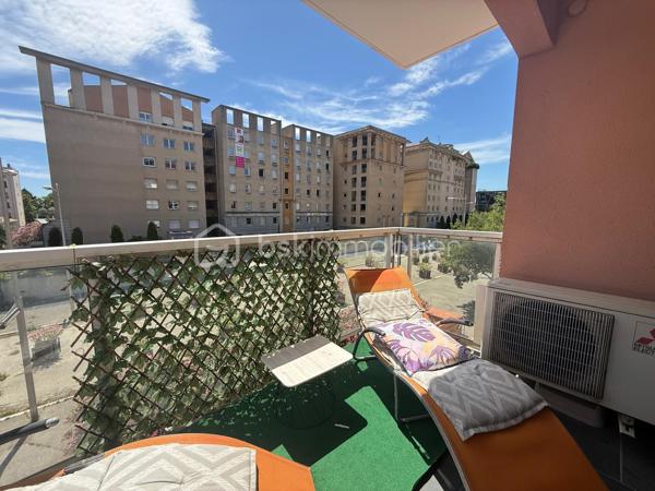 Aix-en-Provence Centre – T3 avec terrasse, box fermé et cave : un emplacement d'exception !

À seulement quelques minutes à pied des Allées Provençales, de la Rotonde et du Cours Mirabeau, découvrez ce magnifique appartement T3 d'environ 70 m², niché au sein d'une résidence récente, sécurisée et parfaitement entretenue. Vous profitez ici d'un cadre de vie privilégié, en plein cœur d'Aix-en-Provence, tout en étant à l'abri des nuisances de circulation.

Situé au 3ᵉ étage sur 5 avec ascenseur, cet appartement séduit immédiatement par sa luminosité, son agencement fonctionnel et la qualité de ses prestations.

L'espace de vie, climatisé, offre un vaste séjour baigné de lumière ouvrant sur une agréable terrasse exposée sud-est, idéale pour les repas en extérieur ou les moments de détente. La cuisine contemporaine, entièrement aménagée et équipée, s'intègre harmonieusement au séjour et bénéficie elle aussi d'un accès direct à la terrasse.

L'espace nuit comprend deux belles chambres avec rangements, une élégante salle d'eau équipée d'une douche à l'italienne ainsi qu'un WC suspendu indépendant.

Entièrement entretenu, cet appartement ne nécessite aucun travaux. Climatisation, volets roulants électriques, portes intérieures coulissantes, nombreux rangements intégrés, fibre optique… Tout a été pensé pour offrir un confort de vie optimal.

Un véritable atout en centre-ville : le bien est vendu avec un box fermé privatif ainsi qu'une cave, des prestations particulièrement recherchées à Aix-en-Provence.

Les atouts du bien

• Centre-ville accessible à pied
• Résidence récente, sécurisée et avec ascenseur
• Terrasse de 12 m² environ exposée sud-est
• Appartement lumineux et traversant 
• Séjour climatisé
• Cuisine équipée
• Aucun travaux à prévoir
• Box fermé privatif
• Cave
• Fibre optique

Copropriété
105 lots d'habitation
Charges : 140 €/mois (eau froide comprise)
Taxe foncière : 1 325 €/an

Un appartement rare sur le marché, idéal pour une résidence principale, un pied-à-terre de standing ou un investissement patrimonial au cœur d'Aix-en-Provence.

Une visite suffira à vous convaincre.
Contactez-moi dès aujourd'hui pour organiser une visite, les biens réunissant emplacement, grand balcon et box en centre-ville sont particulièrement recherchés