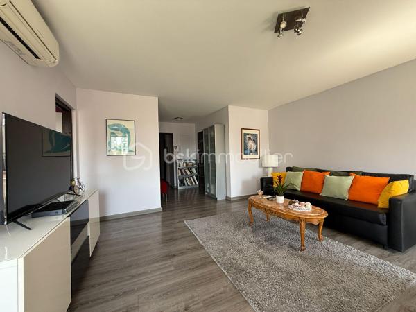 Aix-en-Provence Centre – T3 avec terrasse, box fermé et cave : un emplacement d'exception !

À seulement quelques minutes à pied des Allées Provençales, de la Rotonde et du Cours Mirabeau, découvrez ce magnifique appartement T3 d'environ 70 m², niché au sein d'une résidence récente, sécurisée et parfaitement entretenue. Vous profitez ici d'un cadre de vie privilégié, en plein cœur d'Aix-en-Provence, tout en étant à l'abri des nuisances de circulation.

Situé au 3ᵉ étage sur 5 avec ascenseur, cet appartement séduit immédiatement par sa luminosité, son agencement fonctionnel et la qualité de ses prestations.

L'espace de vie, climatisé, offre un vaste séjour baigné de lumière ouvrant sur une agréable terrasse exposée sud-est, idéale pour les repas en extérieur ou les moments de détente. La cuisine contemporaine, entièrement aménagée et équipée, s'intègre harmonieusement au séjour et bénéficie elle aussi d'un accès direct à la terrasse.

L'espace nuit comprend deux belles chambres avec rangements, une élégante salle d'eau équipée d'une douche à l'italienne ainsi qu'un WC suspendu indépendant.

Entièrement entretenu, cet appartement ne nécessite aucun travaux. Climatisation, volets roulants électriques, portes intérieures coulissantes, nombreux rangements intégrés, fibre optique… Tout a été pensé pour offrir un confort de vie optimal.

Un véritable atout en centre-ville : le bien est vendu avec un box fermé privatif ainsi qu'une cave, des prestations particulièrement recherchées à Aix-en-Provence.

Les atouts du bien

• Centre-ville accessible à pied
• Résidence récente, sécurisée et avec ascenseur
• Terrasse de 12 m² environ exposée sud-est
• Appartement lumineux et traversant 
• Séjour climatisé
• Cuisine équipée
• Aucun travaux à prévoir
• Box fermé privatif
• Cave
• Fibre optique

Copropriété
105 lots d'habitation
Charges : 140 €/mois (eau froide comprise)
Taxe foncière : 1 325 €/an

Un appartement rare sur le marché, idéal pour une résidence principale, un pied-à-terre de standing ou un investissement patrimonial au cœur d'Aix-en-Provence.

Une visite suffira à vous convaincre.
Contactez-moi dès aujourd'hui pour organiser une visite, les biens réunissant emplacement, grand balcon et box en centre-ville sont particulièrement recherchés