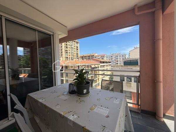 Aix-en-Provence Centre – T3 avec terrasse, box fermé et cave : un emplacement d'exception !

À seulement quelques minutes à pied des Allées Provençales, de la Rotonde et du Cours Mirabeau, découvrez ce magnifique appartement T3 d'environ 70 m², niché au sein d'une résidence récente, sécurisée et parfaitement entretenue. Vous profitez ici d'un cadre de vie privilégié, en plein cœur d'Aix-en-Provence, tout en étant à l'abri des nuisances de circulation.

Situé au 3ᵉ étage sur 5 avec ascenseur, cet appartement séduit immédiatement par sa luminosité, son agencement fonctionnel et la qualité de ses prestations.

L'espace de vie, climatisé, offre un vaste séjour baigné de lumière ouvrant sur une agréable terrasse exposée sud-est, idéale pour les repas en extérieur ou les moments de détente. La cuisine contemporaine, entièrement aménagée et équipée, s'intègre harmonieusement au séjour et bénéficie elle aussi d'un accès direct à la terrasse.

L'espace nuit comprend deux belles chambres avec rangements, une élégante salle d'eau équipée d'une douche à l'italienne ainsi qu'un WC suspendu indépendant.

Entièrement entretenu, cet appartement ne nécessite aucun travaux. Climatisation, volets roulants électriques, portes intérieures coulissantes, nombreux rangements intégrés, fibre optique… Tout a été pensé pour offrir un confort de vie optimal.

Un véritable atout en centre-ville : le bien est vendu avec un box fermé privatif ainsi qu'une cave, des prestations particulièrement recherchées à Aix-en-Provence.

Les atouts du bien

• Centre-ville accessible à pied
• Résidence récente, sécurisée et avec ascenseur
• Terrasse de 12 m² environ exposée sud-est
• Appartement lumineux et traversant 
• Séjour climatisé
• Cuisine équipée
• Aucun travaux à prévoir
• Box fermé privatif
• Cave
• Fibre optique

Copropriété
105 lots d'habitation
Charges : 140 €/mois (eau froide comprise)
Taxe foncière : 1 325 €/an

Un appartement rare sur le marché, idéal pour une résidence principale, un pied-à-terre de standing ou un investissement patrimonial au cœur d'Aix-en-Provence.

Une visite suffira à vous convaincre.
Contactez-moi dès aujourd'hui pour organiser une visite, les biens réunissant emplacement, grand balcon et box en centre-ville sont particulièrement recherchés