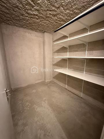 Aix-en-Provence Centre – T3 avec terrasse, box fermé et cave : un emplacement d'exception !

À seulement quelques minutes à pied des Allées Provençales, de la Rotonde et du Cours Mirabeau, découvrez ce magnifique appartement T3 d'environ 70 m², niché au sein d'une résidence récente, sécurisée et parfaitement entretenue. Vous profitez ici d'un cadre de vie privilégié, en plein cœur d'Aix-en-Provence, tout en étant à l'abri des nuisances de circulation.

Situé au 3ᵉ étage sur 5 avec ascenseur, cet appartement séduit immédiatement par sa luminosité, son agencement fonctionnel et la qualité de ses prestations.

L'espace de vie, climatisé, offre un vaste séjour baigné de lumière ouvrant sur une agréable terrasse exposée sud-est, idéale pour les repas en extérieur ou les moments de détente. La cuisine contemporaine, entièrement aménagée et équipée, s'intègre harmonieusement au séjour et bénéficie elle aussi d'un accès direct à la terrasse.

L'espace nuit comprend deux belles chambres avec rangements, une élégante salle d'eau équipée d'une douche à l'italienne ainsi qu'un WC suspendu indépendant.

Entièrement entretenu, cet appartement ne nécessite aucun travaux. Climatisation, volets roulants électriques, portes intérieures coulissantes, nombreux rangements intégrés, fibre optique… Tout a été pensé pour offrir un confort de vie optimal.

Un véritable atout en centre-ville : le bien est vendu avec un box fermé privatif ainsi qu'une cave, des prestations particulièrement recherchées à Aix-en-Provence.

Les atouts du bien

• Centre-ville accessible à pied
• Résidence récente, sécurisée et avec ascenseur
• Terrasse de 12 m² environ exposée sud-est
• Appartement lumineux et traversant 
• Séjour climatisé
• Cuisine équipée
• Aucun travaux à prévoir
• Box fermé privatif
• Cave
• Fibre optique

Copropriété
105 lots d'habitation
Charges : 140 €/mois (eau froide comprise)
Taxe foncière : 1 325 €/an

Un appartement rare sur le marché, idéal pour une résidence principale, un pied-à-terre de standing ou un investissement patrimonial au cœur d'Aix-en-Provence.

Une visite suffira à vous convaincre.
Contactez-moi dès aujourd'hui pour organiser une visite, les biens réunissant emplacement, grand balcon et box en centre-ville sont particulièrement recherchés