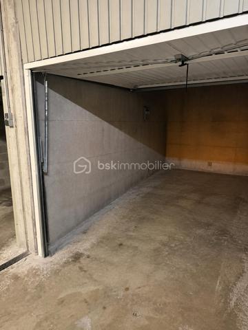 Aix-en-Provence Centre – T3 avec terrasse, box fermé et cave : un emplacement d'exception !

À seulement quelques minutes à pied des Allées Provençales, de la Rotonde et du Cours Mirabeau, découvrez ce magnifique appartement T3 d'environ 70 m², niché au sein d'une résidence récente, sécurisée et parfaitement entretenue. Vous profitez ici d'un cadre de vie privilégié, en plein cœur d'Aix-en-Provence, tout en étant à l'abri des nuisances de circulation.

Situé au 3ᵉ étage sur 5 avec ascenseur, cet appartement séduit immédiatement par sa luminosité, son agencement fonctionnel et la qualité de ses prestations.

L'espace de vie, climatisé, offre un vaste séjour baigné de lumière ouvrant sur une agréable terrasse exposée sud-est, idéale pour les repas en extérieur ou les moments de détente. La cuisine contemporaine, entièrement aménagée et équipée, s'intègre harmonieusement au séjour et bénéficie elle aussi d'un accès direct à la terrasse.

L'espace nuit comprend deux belles chambres avec rangements, une élégante salle d'eau équipée d'une douche à l'italienne ainsi qu'un WC suspendu indépendant.

Entièrement entretenu, cet appartement ne nécessite aucun travaux. Climatisation, volets roulants électriques, portes intérieures coulissantes, nombreux rangements intégrés, fibre optique… Tout a été pensé pour offrir un confort de vie optimal.

Un véritable atout en centre-ville : le bien est vendu avec un box fermé privatif ainsi qu'une cave, des prestations particulièrement recherchées à Aix-en-Provence.

Les atouts du bien

• Centre-ville accessible à pied
• Résidence récente, sécurisée et avec ascenseur
• Terrasse de 12 m² environ exposée sud-est
• Appartement lumineux et traversant 
• Séjour climatisé
• Cuisine équipée
• Aucun travaux à prévoir
• Box fermé privatif
• Cave
• Fibre optique

Copropriété
105 lots d'habitation
Charges : 140 €/mois (eau froide comprise)
Taxe foncière : 1 325 €/an

Un appartement rare sur le marché, idéal pour une résidence principale, un pied-à-terre de standing ou un investissement patrimonial au cœur d'Aix-en-Provence.

Une visite suffira à vous convaincre.
Contactez-moi dès aujourd'hui pour organiser une visite, les biens réunissant emplacement, grand balcon et box en centre-ville sont particulièrement recherchés