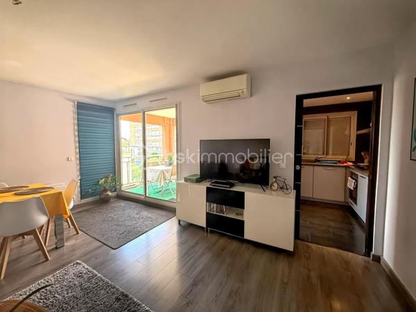 Aix-en-Provence Centre – T3 avec terrasse, box fermé et cave : un emplacement d'exception !

À seulement quelques minutes à pied des Allées Provençales, de la Rotonde et du Cours Mirabeau, découvrez ce magnifique appartement T3 d'environ 70 m², niché au sein d'une résidence récente, sécurisée et parfaitement entretenue. Vous profitez ici d'un cadre de vie privilégié, en plein cœur d'Aix-en-Provence, tout en étant à l'abri des nuisances de circulation.

Situé au 3ᵉ étage sur 5 avec ascenseur, cet appartement séduit immédiatement par sa luminosité, son agencement fonctionnel et la qualité de ses prestations.

L'espace de vie, climatisé, offre un vaste séjour baigné de lumière ouvrant sur une agréable terrasse exposée sud-est, idéale pour les repas en extérieur ou les moments de détente. La cuisine contemporaine, entièrement aménagée et équipée, s'intègre harmonieusement au séjour et bénéficie elle aussi d'un accès direct à la terrasse.

L'espace nuit comprend deux belles chambres avec rangements, une élégante salle d'eau équipée d'une douche à l'italienne ainsi qu'un WC suspendu indépendant.

Entièrement entretenu, cet appartement ne nécessite aucun travaux. Climatisation, volets roulants électriques, portes intérieures coulissantes, nombreux rangements intégrés, fibre optique… Tout a été pensé pour offrir un confort de vie optimal.

Un véritable atout en centre-ville : le bien est vendu avec un box fermé privatif ainsi qu'une cave, des prestations particulièrement recherchées à Aix-en-Provence.

Les atouts du bien

• Centre-ville accessible à pied
• Résidence récente, sécurisée et avec ascenseur
• Terrasse de 12 m² environ exposée sud-est
• Appartement lumineux et traversant 
• Séjour climatisé
• Cuisine équipée
• Aucun travaux à prévoir
• Box fermé privatif
• Cave
• Fibre optique

Copropriété
105 lots d'habitation
Charges : 140 €/mois (eau froide comprise)
Taxe foncière : 1 325 €/an

Un appartement rare sur le marché, idéal pour une résidence principale, un pied-à-terre de standing ou un investissement patrimonial au cœur d'Aix-en-Provence.

Une visite suffira à vous convaincre.
Contactez-moi dès aujourd'hui pour organiser une visite, les biens réunissant emplacement, grand balcon et box en centre-ville sont particulièrement recherchés