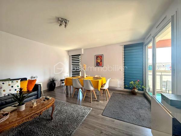 Aix-en-Provence Centre – T3 avec terrasse, box fermé et cave : un emplacement d'exception !

À seulement quelques minutes à pied des Allées Provençales, de la Rotonde et du Cours Mirabeau, découvrez ce magnifique appartement T3 d'environ 70 m², niché au sein d'une résidence récente, sécurisée et parfaitement entretenue. Vous profitez ici d'un cadre de vie privilégié, en plein cœur d'Aix-en-Provence, tout en étant à l'abri des nuisances de circulation.

Situé au 3ᵉ étage sur 5 avec ascenseur, cet appartement séduit immédiatement par sa luminosité, son agencement fonctionnel et la qualité de ses prestations.

L'espace de vie, climatisé, offre un vaste séjour baigné de lumière ouvrant sur une agréable terrasse exposée sud-est, idéale pour les repas en extérieur ou les moments de détente. La cuisine contemporaine, entièrement aménagée et équipée, s'intègre harmonieusement au séjour et bénéficie elle aussi d'un accès direct à la terrasse.

L'espace nuit comprend deux belles chambres avec rangements, une élégante salle d'eau équipée d'une douche à l'italienne ainsi qu'un WC suspendu indépendant.

Entièrement entretenu, cet appartement ne nécessite aucun travaux. Climatisation, volets roulants électriques, portes intérieures coulissantes, nombreux rangements intégrés, fibre optique… Tout a été pensé pour offrir un confort de vie optimal.

Un véritable atout en centre-ville : le bien est vendu avec un box fermé privatif ainsi qu'une cave, des prestations particulièrement recherchées à Aix-en-Provence.

Les atouts du bien

• Centre-ville accessible à pied
• Résidence récente, sécurisée et avec ascenseur
• Terrasse de 12 m² environ exposée sud-est
• Appartement lumineux et traversant 
• Séjour climatisé
• Cuisine équipée
• Aucun travaux à prévoir
• Box fermé privatif
• Cave
• Fibre optique

Copropriété
105 lots d'habitation
Charges : 140 €/mois (eau froide comprise)
Taxe foncière : 1 325 €/an

Un appartement rare sur le marché, idéal pour une résidence principale, un pied-à-terre de standing ou un investissement patrimonial au cœur d'Aix-en-Provence.

Une visite suffira à vous convaincre.
Contactez-moi dès aujourd'hui pour organiser une visite, les biens réunissant emplacement, grand balcon et box en centre-ville sont particulièrement recherchés