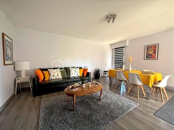Aix-en-Provence Centre – T3 avec terrasse, box fermé et cave : un emplacement d'exception !

À seulement quelques minutes à pied des Allées Provençales, de la Rotonde et du Cours Mirabeau, découvrez ce magnifique appartement T3 d'environ 70 m², niché au sein d'une résidence récente, sécurisée et parfaitement entretenue. Vous profitez ici d'un cadre de vie privilégié, en plein cœur d'Aix-en-Provence, tout en étant à l'abri des nuisances de circulation.

Situé au 3ᵉ étage sur 5 avec ascenseur, cet appartement séduit immédiatement par sa luminosité, son agencement fonctionnel et la qualité de ses prestations.

L'espace de vie, climatisé, offre un vaste séjour baigné de lumière ouvrant sur une agréable terrasse exposée sud-est, idéale pour les repas en extérieur ou les moments de détente. La cuisine contemporaine, entièrement aménagée et équipée, s'intègre harmonieusement au séjour et bénéficie elle aussi d'un accès direct à la terrasse.

L'espace nuit comprend deux belles chambres avec rangements, une élégante salle d'eau équipée d'une douche à l'italienne ainsi qu'un WC suspendu indépendant.

Entièrement entretenu, cet appartement ne nécessite aucun travaux. Climatisation, volets roulants électriques, portes intérieures coulissantes, nombreux rangements intégrés, fibre optique… Tout a été pensé pour offrir un confort de vie optimal.

Un véritable atout en centre-ville : le bien est vendu avec un box fermé privatif ainsi qu'une cave, des prestations particulièrement recherchées à Aix-en-Provence.

Les atouts du bien

• Centre-ville accessible à pied
• Résidence récente, sécurisée et avec ascenseur
• Terrasse de 12 m² environ exposée sud-est
• Appartement lumineux et traversant 
• Séjour climatisé
• Cuisine équipée
• Aucun travaux à prévoir
• Box fermé privatif
• Cave
• Fibre optique

Copropriété
105 lots d'habitation
Charges : 140 €/mois (eau froide comprise)
Taxe foncière : 1 325 €/an

Un appartement rare sur le marché, idéal pour une résidence principale, un pied-à-terre de standing ou un investissement patrimonial au cœur d'Aix-en-Provence.

Une visite suffira à vous convaincre.
Contactez-moi dès aujourd'hui pour organiser une visite, les biens réunissant emplacement, grand balcon et box en centre-ville sont particulièrement recherchés