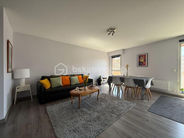 Aix-en-Provence Centre – T3 avec terrasse, box fermé et cave : un emplacement d'exception !

À seulement quelques minutes à pied des Allées Provençales, de la Rotonde et du Cours Mirabeau, découvrez ce magnifique appartement T3 d'environ 70 m², niché au sein d'une résidence récente, sécurisée et parfaitement entretenue. Vous profitez ici d'un cadre de vie privilégié, en plein cœur d'Aix-en-Provence, tout en étant à l'abri des nuisances de circulation.

Situé au 3ᵉ étage sur 5 avec ascenseur, cet appartement séduit immédiatement par sa luminosité, son agencement fonctionnel et la qualité de ses prestations.

L'espace de vie, climatisé, offre un vaste séjour baigné de lumière ouvrant sur une agréable terrasse exposée sud-est, idéale pour les repas en extérieur ou les moments de détente. La cuisine contemporaine, entièrement aménagée et équipée, s'intègre harmonieusement au séjour et bénéficie elle aussi d'un accès direct à la terrasse.

L'espace nuit comprend deux belles chambres avec rangements, une élégante salle d'eau équipée d'une douche à l'italienne ainsi qu'un WC suspendu indépendant.

Entièrement entretenu, cet appartement ne nécessite aucun travaux. Climatisation, volets roulants électriques, portes intérieures coulissantes, nombreux rangements intégrés, fibre optique… Tout a été pensé pour offrir un confort de vie optimal.

Un véritable atout en centre-ville : le bien est vendu avec un box fermé privatif ainsi qu'une cave, des prestations particulièrement recherchées à Aix-en-Provence.

Les atouts du bien

• Centre-ville accessible à pied
• Résidence récente, sécurisée et avec ascenseur
• Terrasse de 12 m² environ exposée sud-est
• Appartement lumineux et traversant 
• Séjour climatisé
• Cuisine équipée
• Aucun travaux à prévoir
• Box fermé privatif
• Cave
• Fibre optique

Copropriété
105 lots d'habitation
Charges : 140 €/mois (eau froide comprise)
Taxe foncière : 1 325 €/an

Un appartement rare sur le marché, idéal pour une résidence principale, un pied-à-terre de standing ou un investissement patrimonial au cœur d'Aix-en-Provence.

Une visite suffira à vous convaincre.
Contactez-moi dès aujourd'hui pour organiser une visite, les biens réunissant emplacement, grand balcon et box en centre-ville sont particulièrement recherchés