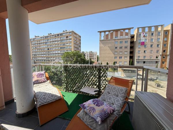 Aix-en-Provence Centre – T3 avec terrasse, box fermé et cave : un emplacement d'exception !

À seulement quelques minutes à pied des Allées Provençales, de la Rotonde et du Cours Mirabeau, découvrez ce magnifique appartement T3 d'environ 70 m², niché au sein d'une résidence récente, sécurisée et parfaitement entretenue. Vous profitez ici d'un cadre de vie privilégié, en plein cœur d'Aix-en-Provence, tout en étant à l'abri des nuisances de circulation.

Situé au 3ᵉ étage sur 5 avec ascenseur, cet appartement séduit immédiatement par sa luminosité, son agencement fonctionnel et la qualité de ses prestations.

L'espace de vie, climatisé, offre un vaste séjour baigné de lumière ouvrant sur une agréable terrasse exposée sud-est, idéale pour les repas en extérieur ou les moments de détente. La cuisine contemporaine, entièrement aménagée et équipée, s'intègre harmonieusement au séjour et bénéficie elle aussi d'un accès direct à la terrasse.

L'espace nuit comprend deux belles chambres avec rangements, une élégante salle d'eau équipée d'une douche à l'italienne ainsi qu'un WC suspendu indépendant.

Entièrement entretenu, cet appartement ne nécessite aucun travaux. Climatisation, volets roulants électriques, portes intérieures coulissantes, nombreux rangements intégrés, fibre optique… Tout a été pensé pour offrir un confort de vie optimal.

Un véritable atout en centre-ville : le bien est vendu avec un box fermé privatif ainsi qu'une cave, des prestations particulièrement recherchées à Aix-en-Provence.

Les atouts du bien

• Centre-ville accessible à pied
• Résidence récente, sécurisée et avec ascenseur
• Terrasse de 12 m² environ exposée sud-est
• Appartement lumineux et traversant 
• Séjour climatisé
• Cuisine équipée
• Aucun travaux à prévoir
• Box fermé privatif
• Cave
• Fibre optique

Copropriété
105 lots d'habitation
Charges : 140 €/mois (eau froide comprise)
Taxe foncière : 1 325 €/an

Un appartement rare sur le marché, idéal pour une résidence principale, un pied-à-terre de standing ou un investissement patrimonial au cœur d'Aix-en-Provence.

Une visite suffira à vous convaincre.
Contactez-moi dès aujourd'hui pour organiser une visite, les biens réunissant emplacement, grand balcon et box en centre-ville sont particulièrement recherchés