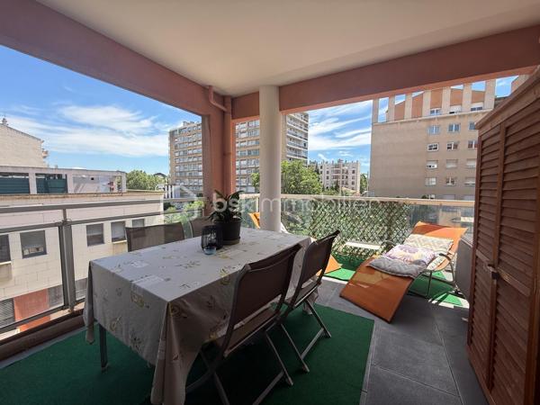 Aix-en-Provence Centre – T3 avec terrasse, box fermé et cave : un emplacement d'exception !

À seulement quelques minutes à pied des Allées Provençales, de la Rotonde et du Cours Mirabeau, découvrez ce magnifique appartement T3 d'environ 70 m², niché au sein d'une résidence récente, sécurisée et parfaitement entretenue. Vous profitez ici d'un cadre de vie privilégié, en plein cœur d'Aix-en-Provence, tout en étant à l'abri des nuisances de circulation.

Situé au 3ᵉ étage sur 5 avec ascenseur, cet appartement séduit immédiatement par sa luminosité, son agencement fonctionnel et la qualité de ses prestations.

L'espace de vie, climatisé, offre un vaste séjour baigné de lumière ouvrant sur une agréable terrasse exposée sud-est, idéale pour les repas en extérieur ou les moments de détente. La cuisine contemporaine, entièrement aménagée et équipée, s'intègre harmonieusement au séjour et bénéficie elle aussi d'un accès direct à la terrasse.

L'espace nuit comprend deux belles chambres avec rangements, une élégante salle d'eau équipée d'une douche à l'italienne ainsi qu'un WC suspendu indépendant.

Entièrement entretenu, cet appartement ne nécessite aucun travaux. Climatisation, volets roulants électriques, portes intérieures coulissantes, nombreux rangements intégrés, fibre optique… Tout a été pensé pour offrir un confort de vie optimal.

Un véritable atout en centre-ville : le bien est vendu avec un box fermé privatif ainsi qu'une cave, des prestations particulièrement recherchées à Aix-en-Provence.

Les atouts du bien

• Centre-ville accessible à pied
• Résidence récente, sécurisée et avec ascenseur
• Terrasse de 12 m² environ exposée sud-est
• Appartement lumineux et traversant 
• Séjour climatisé
• Cuisine équipée
• Aucun travaux à prévoir
• Box fermé privatif
• Cave
• Fibre optique

Copropriété
105 lots d'habitation
Charges : 140 €/mois (eau froide comprise)
Taxe foncière : 1 325 €/an

Un appartement rare sur le marché, idéal pour une résidence principale, un pied-à-terre de standing ou un investissement patrimonial au cœur d'Aix-en-Provence.

Une visite suffira à vous convaincre.
Contactez-moi dès aujourd'hui pour organiser une visite, les biens réunissant emplacement, grand balcon et box en centre-ville sont particulièrement recherchés