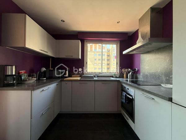 Aix-en-Provence Centre – T3 avec terrasse, box fermé et cave : un emplacement d'exception !

À seulement quelques minutes à pied des Allées Provençales, de la Rotonde et du Cours Mirabeau, découvrez ce magnifique appartement T3 d'environ 70 m², niché au sein d'une résidence récente, sécurisée et parfaitement entretenue. Vous profitez ici d'un cadre de vie privilégié, en plein cœur d'Aix-en-Provence, tout en étant à l'abri des nuisances de circulation.

Situé au 3ᵉ étage sur 5 avec ascenseur, cet appartement séduit immédiatement par sa luminosité, son agencement fonctionnel et la qualité de ses prestations.

L'espace de vie, climatisé, offre un vaste séjour baigné de lumière ouvrant sur une agréable terrasse exposée sud-est, idéale pour les repas en extérieur ou les moments de détente. La cuisine contemporaine, entièrement aménagée et équipée, s'intègre harmonieusement au séjour et bénéficie elle aussi d'un accès direct à la terrasse.

L'espace nuit comprend deux belles chambres avec rangements, une élégante salle d'eau équipée d'une douche à l'italienne ainsi qu'un WC suspendu indépendant.

Entièrement entretenu, cet appartement ne nécessite aucun travaux. Climatisation, volets roulants électriques, portes intérieures coulissantes, nombreux rangements intégrés, fibre optique… Tout a été pensé pour offrir un confort de vie optimal.

Un véritable atout en centre-ville : le bien est vendu avec un box fermé privatif ainsi qu'une cave, des prestations particulièrement recherchées à Aix-en-Provence.

Les atouts du bien

• Centre-ville accessible à pied
• Résidence récente, sécurisée et avec ascenseur
• Terrasse de 12 m² environ exposée sud-est
• Appartement lumineux et traversant 
• Séjour climatisé
• Cuisine équipée
• Aucun travaux à prévoir
• Box fermé privatif
• Cave
• Fibre optique

Copropriété
105 lots d'habitation
Charges : 140 €/mois (eau froide comprise)
Taxe foncière : 1 325 €/an

Un appartement rare sur le marché, idéal pour une résidence principale, un pied-à-terre de standing ou un investissement patrimonial au cœur d'Aix-en-Provence.

Une visite suffira à vous convaincre.
Contactez-moi dès aujourd'hui pour organiser une visite, les biens réunissant emplacement, grand balcon et box en centre-ville sont particulièrement recherchés