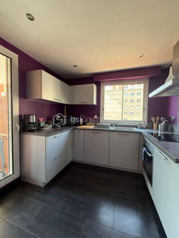 Aix-en-Provence Centre – T3 avec terrasse, box fermé et cave : un emplacement d'exception !

À seulement quelques minutes à pied des Allées Provençales, de la Rotonde et du Cours Mirabeau, découvrez ce magnifique appartement T3 d'environ 70 m², niché au sein d'une résidence récente, sécurisée et parfaitement entretenue. Vous profitez ici d'un cadre de vie privilégié, en plein cœur d'Aix-en-Provence, tout en étant à l'abri des nuisances de circulation.

Situé au 3ᵉ étage sur 5 avec ascenseur, cet appartement séduit immédiatement par sa luminosité, son agencement fonctionnel et la qualité de ses prestations.

L'espace de vie, climatisé, offre un vaste séjour baigné de lumière ouvrant sur une agréable terrasse exposée sud-est, idéale pour les repas en extérieur ou les moments de détente. La cuisine contemporaine, entièrement aménagée et équipée, s'intègre harmonieusement au séjour et bénéficie elle aussi d'un accès direct à la terrasse.

L'espace nuit comprend deux belles chambres avec rangements, une élégante salle d'eau équipée d'une douche à l'italienne ainsi qu'un WC suspendu indépendant.

Entièrement entretenu, cet appartement ne nécessite aucun travaux. Climatisation, volets roulants électriques, portes intérieures coulissantes, nombreux rangements intégrés, fibre optique… Tout a été pensé pour offrir un confort de vie optimal.

Un véritable atout en centre-ville : le bien est vendu avec un box fermé privatif ainsi qu'une cave, des prestations particulièrement recherchées à Aix-en-Provence.

Les atouts du bien

• Centre-ville accessible à pied
• Résidence récente, sécurisée et avec ascenseur
• Terrasse de 12 m² environ exposée sud-est
• Appartement lumineux et traversant 
• Séjour climatisé
• Cuisine équipée
• Aucun travaux à prévoir
• Box fermé privatif
• Cave
• Fibre optique

Copropriété
105 lots d'habitation
Charges : 140 €/mois (eau froide comprise)
Taxe foncière : 1 325 €/an

Un appartement rare sur le marché, idéal pour une résidence principale, un pied-à-terre de standing ou un investissement patrimonial au cœur d'Aix-en-Provence.

Une visite suffira à vous convaincre.
Contactez-moi dès aujourd'hui pour organiser une visite, les biens réunissant emplacement, grand balcon et box en centre-ville sont particulièrement recherchés