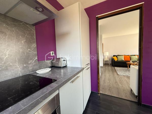 Aix-en-Provence Centre – T3 avec terrasse, box fermé et cave : un emplacement d'exception !

À seulement quelques minutes à pied des Allées Provençales, de la Rotonde et du Cours Mirabeau, découvrez ce magnifique appartement T3 d'environ 70 m², niché au sein d'une résidence récente, sécurisée et parfaitement entretenue. Vous profitez ici d'un cadre de vie privilégié, en plein cœur d'Aix-en-Provence, tout en étant à l'abri des nuisances de circulation.

Situé au 3ᵉ étage sur 5 avec ascenseur, cet appartement séduit immédiatement par sa luminosité, son agencement fonctionnel et la qualité de ses prestations.

L'espace de vie, climatisé, offre un vaste séjour baigné de lumière ouvrant sur une agréable terrasse exposée sud-est, idéale pour les repas en extérieur ou les moments de détente. La cuisine contemporaine, entièrement aménagée et équipée, s'intègre harmonieusement au séjour et bénéficie elle aussi d'un accès direct à la terrasse.

L'espace nuit comprend deux belles chambres avec rangements, une élégante salle d'eau équipée d'une douche à l'italienne ainsi qu'un WC suspendu indépendant.

Entièrement entretenu, cet appartement ne nécessite aucun travaux. Climatisation, volets roulants électriques, portes intérieures coulissantes, nombreux rangements intégrés, fibre optique… Tout a été pensé pour offrir un confort de vie optimal.

Un véritable atout en centre-ville : le bien est vendu avec un box fermé privatif ainsi qu'une cave, des prestations particulièrement recherchées à Aix-en-Provence.

Les atouts du bien

• Centre-ville accessible à pied
• Résidence récente, sécurisée et avec ascenseur
• Terrasse de 12 m² environ exposée sud-est
• Appartement lumineux et traversant 
• Séjour climatisé
• Cuisine équipée
• Aucun travaux à prévoir
• Box fermé privatif
• Cave
• Fibre optique

Copropriété
105 lots d'habitation
Charges : 140 €/mois (eau froide comprise)
Taxe foncière : 1 325 €/an

Un appartement rare sur le marché, idéal pour une résidence principale, un pied-à-terre de standing ou un investissement patrimonial au cœur d'Aix-en-Provence.

Une visite suffira à vous convaincre.
Contactez-moi dès aujourd'hui pour organiser une visite, les biens réunissant emplacement, grand balcon et box en centre-ville sont particulièrement recherchés