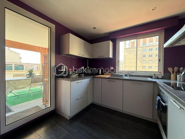 Aix-en-Provence Centre – T3 avec terrasse, box fermé et cave : un emplacement d'exception !

À seulement quelques minutes à pied des Allées Provençales, de la Rotonde et du Cours Mirabeau, découvrez ce magnifique appartement T3 d'environ 70 m², niché au sein d'une résidence récente, sécurisée et parfaitement entretenue. Vous profitez ici d'un cadre de vie privilégié, en plein cœur d'Aix-en-Provence, tout en étant à l'abri des nuisances de circulation.

Situé au 3ᵉ étage sur 5 avec ascenseur, cet appartement séduit immédiatement par sa luminosité, son agencement fonctionnel et la qualité de ses prestations.

L'espace de vie, climatisé, offre un vaste séjour baigné de lumière ouvrant sur une agréable terrasse exposée sud-est, idéale pour les repas en extérieur ou les moments de détente. La cuisine contemporaine, entièrement aménagée et équipée, s'intègre harmonieusement au séjour et bénéficie elle aussi d'un accès direct à la terrasse.

L'espace nuit comprend deux belles chambres avec rangements, une élégante salle d'eau équipée d'une douche à l'italienne ainsi qu'un WC suspendu indépendant.

Entièrement entretenu, cet appartement ne nécessite aucun travaux. Climatisation, volets roulants électriques, portes intérieures coulissantes, nombreux rangements intégrés, fibre optique… Tout a été pensé pour offrir un confort de vie optimal.

Un véritable atout en centre-ville : le bien est vendu avec un box fermé privatif ainsi qu'une cave, des prestations particulièrement recherchées à Aix-en-Provence.

Les atouts du bien

• Centre-ville accessible à pied
• Résidence récente, sécurisée et avec ascenseur
• Terrasse de 12 m² environ exposée sud-est
• Appartement lumineux et traversant 
• Séjour climatisé
• Cuisine équipée
• Aucun travaux à prévoir
• Box fermé privatif
• Cave
• Fibre optique

Copropriété
105 lots d'habitation
Charges : 140 €/mois (eau froide comprise)
Taxe foncière : 1 325 €/an

Un appartement rare sur le marché, idéal pour une résidence principale, un pied-à-terre de standing ou un investissement patrimonial au cœur d'Aix-en-Provence.

Une visite suffira à vous convaincre.
Contactez-moi dès aujourd'hui pour organiser une visite, les biens réunissant emplacement, grand balcon et box en centre-ville sont particulièrement recherchés
