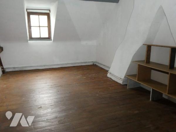 Dans bourg avec commerces