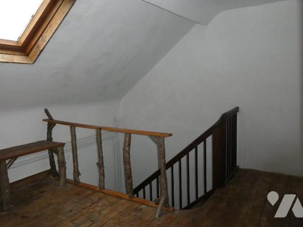 Dans bourg avec commerces