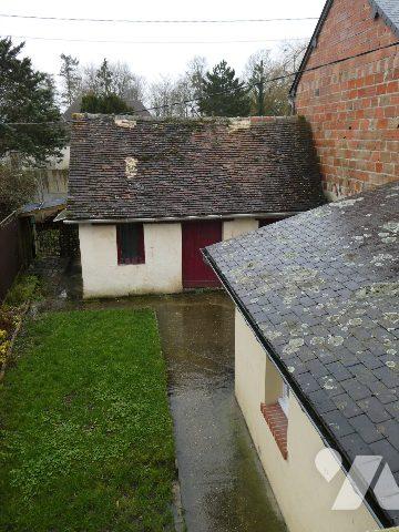 Dans bourg avec commerces