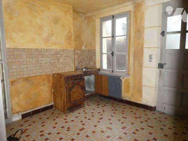 Dans bourg avec commerces