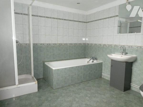 Dans bourg avec commerces