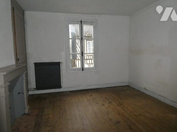 Dans bourg avec commerces