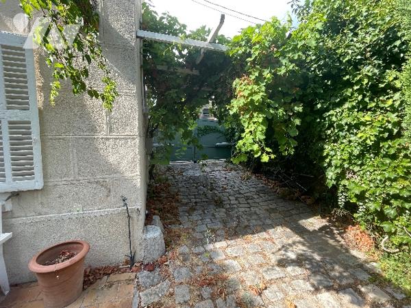Maison SAINT BARNABE 13012 à quelques pas du village, surf 182 m² sur deux plans, jardin.