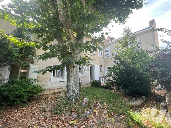 Maison SAINT BARNABE 13012 à quelques pas du village, surf 182 m² sur deux plans, jardin.