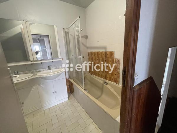 Immeuble
         11 pièces
        - 230 m²