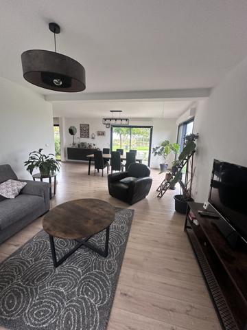 Mézières-en-Santerre (80110) Pavillon de 2020 - 129 m² avec jardin arboré et cloturé, garage et places de stationnement située entre Amiens