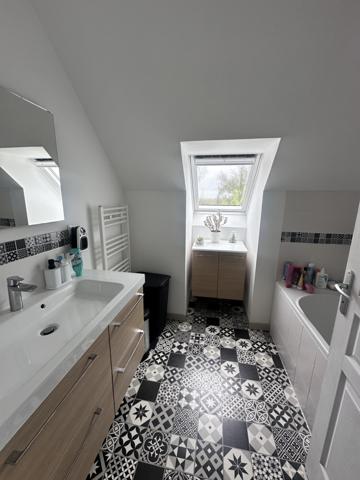 Mézières-en-Santerre (80110) Pavillon de 2020 - 129 m² avec jardin arboré et cloturé, garage et places de stationnement située entre Amiens