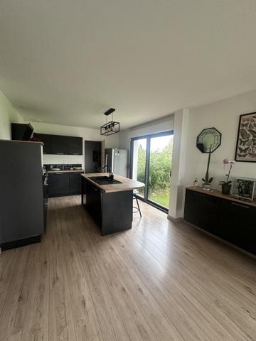 Mézières-en-Santerre (80110) Pavillon de 2020 - 129 m² avec jardin arboré et cloturé, garage et places de stationnement située entre Amiens