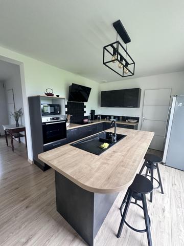 Mézières-en-Santerre (80110) Pavillon de 2020 - 129 m² avec jardin arboré et cloturé, garage et places de stationnement située entre Amiens