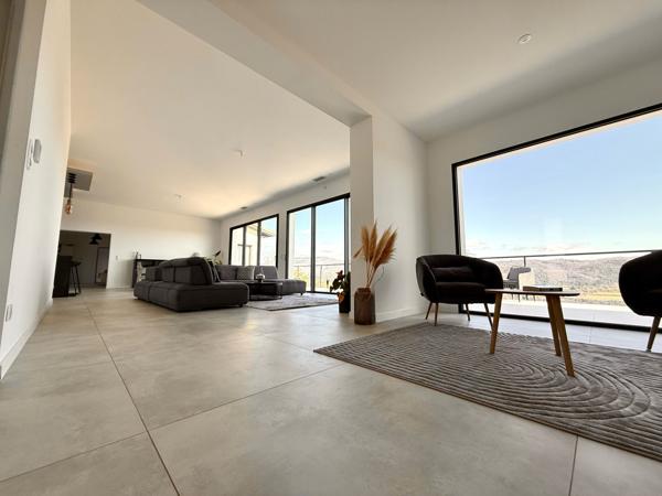 Lodève (34700) Villa contemporaine 215 m² habitables – Vue dominante – Classe énergétique A