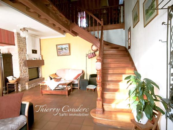Belle maison avec espace adaptable pour chevaux.