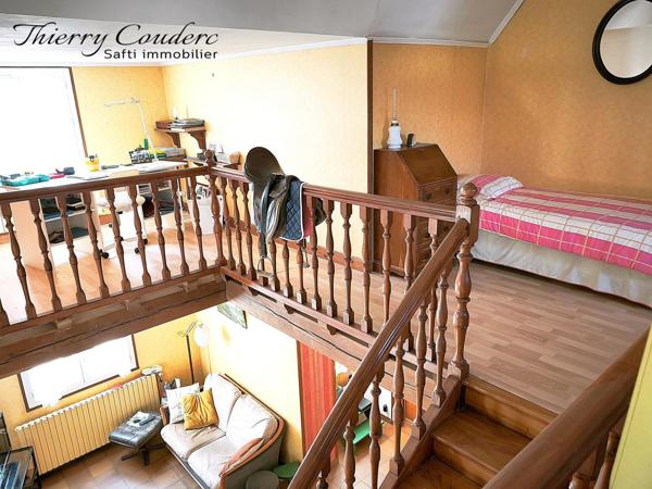 Belle maison avec espace adaptable pour chevaux.