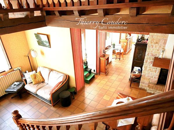 Belle maison avec espace adaptable pour chevaux.