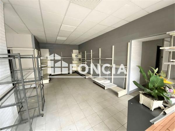 Location Local commercial 3 pièces 150.16 m² - 59 RUE HENRI VENIARD Flers 61100