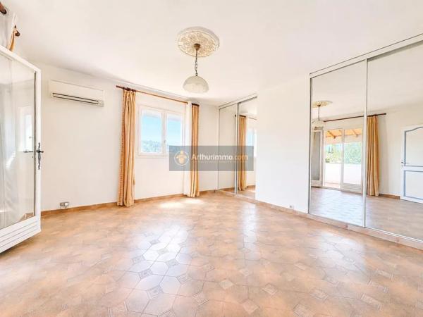 Vente                                                      Villa
                        
                     7 pièces                      135 m2                     à Saint-Raphaël