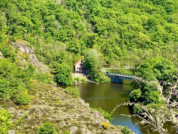 Charmante maison à vendre en bord du lac d'Éguzon, au cœur de la Vallée des Peintres. Crozant (23160)
