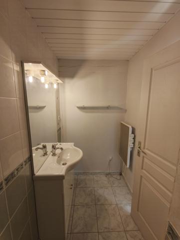 Maison de village avec jardin non attenant située dans un village à 5 minutes de Bram Villesiscle (11150)