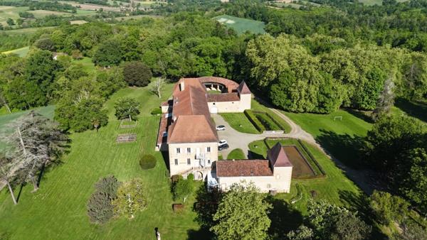 MARCIAC (32): Beau CHATEAU dominant sur 8ha ideal accueil public, EVENEMENTIEL, résidence séniors, communauté, habitat partagé
