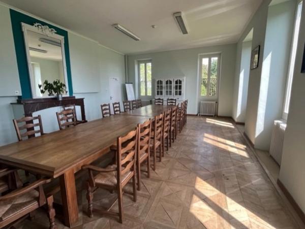 MARCIAC (32): Beau CHATEAU dominant sur 8ha ideal accueil public, EVENEMENTIEL, résidence séniors, communauté, habitat partagé