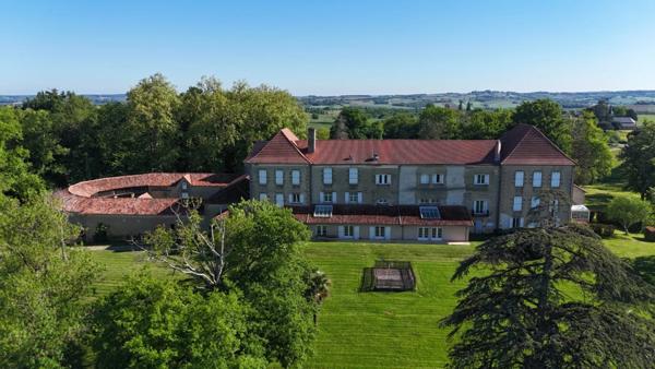 MARCIAC (32): Beau CHATEAU dominant sur 8ha ideal accueil public, EVENEMENTIEL, résidence séniors, communauté, habitat partagé