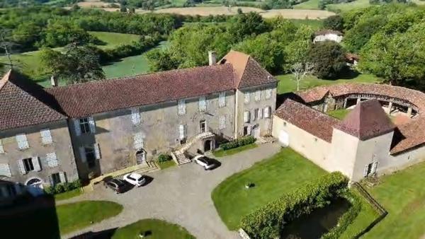MARCIAC (32): Beau CHATEAU dominant sur 8ha ideal accueil public, EVENEMENTIEL, résidence séniors, communauté, habitat partagé